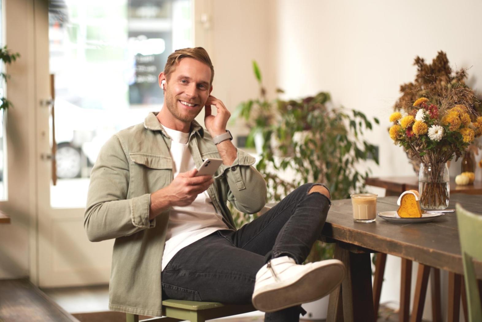 Dashboard di monitoraggio prestazioni in tempo reale con metriche chiave visualizzate