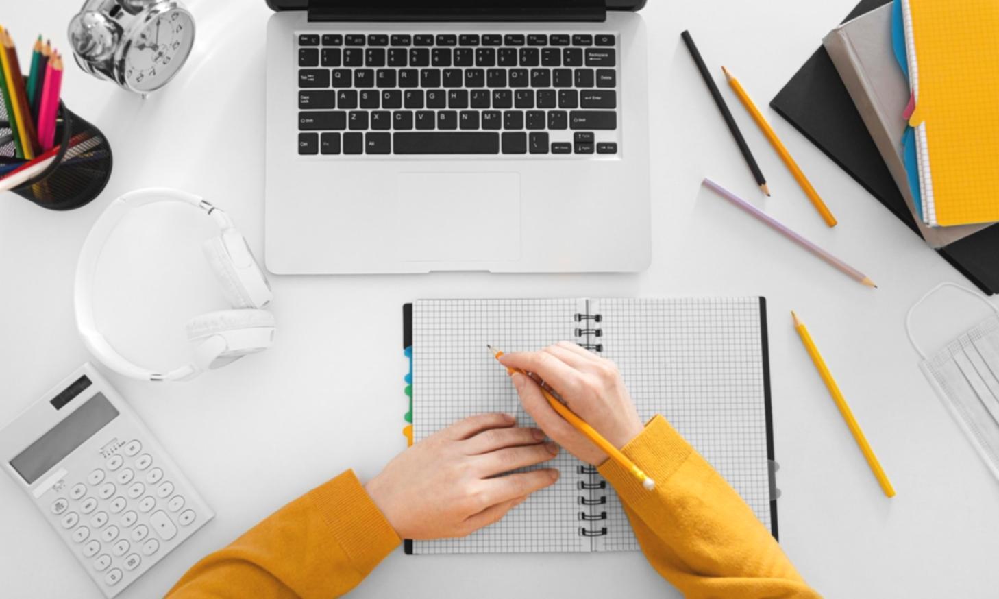 Team tecnico che analizza grafici prestazionali durante sessione formativa pratica